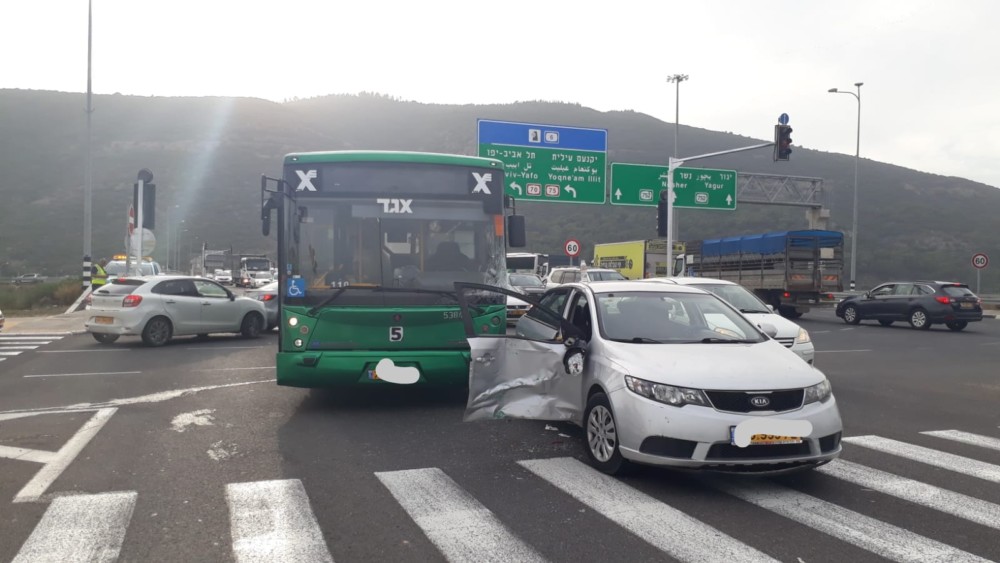 תאונת דרכים בין אוטובוס למכונית פרטית בצומת יגור - 29/11/2018 (צילום: איחוד הצלה כרמל)