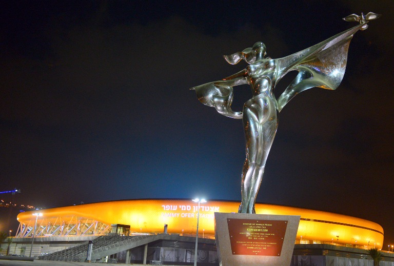 פסל השלום בכניסה לאצטדיון סימי עופר
