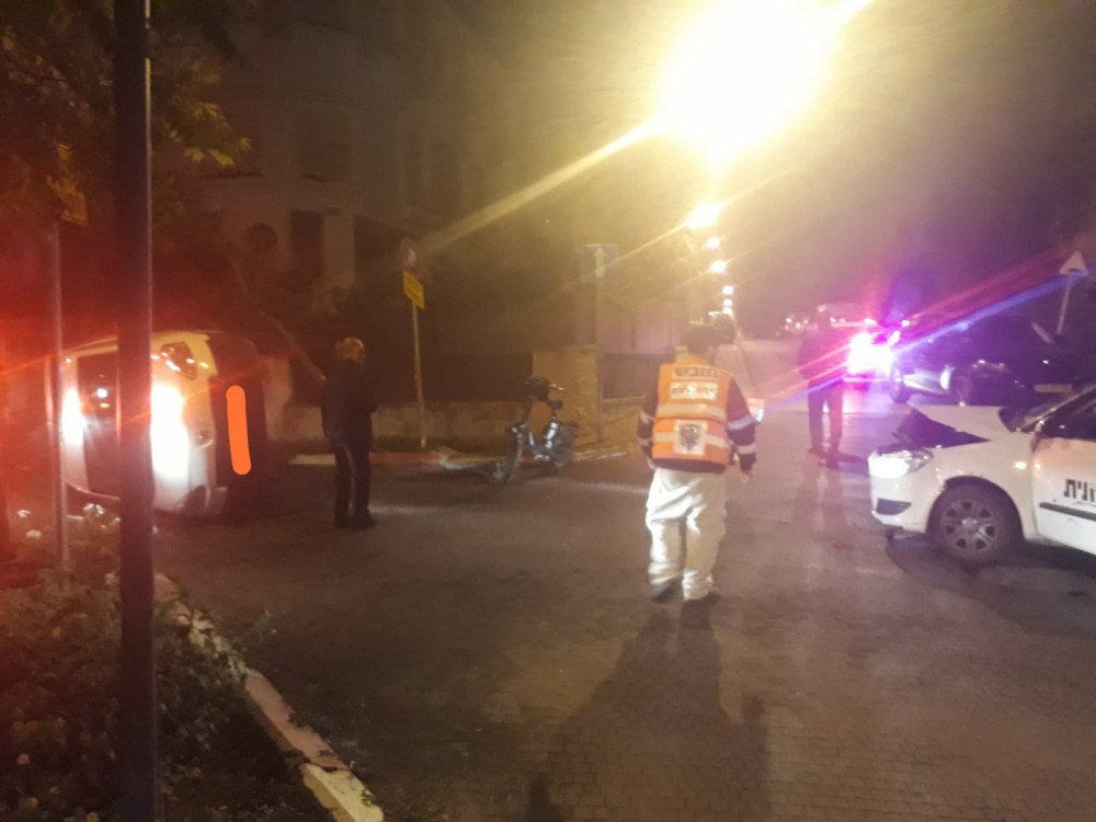 תאונה עם מעורבות מונית ורכב שהתהפך ברחוב פרישמן בקרית אתא - שני פצועים (צילום: איחוד הצלה כרמל)