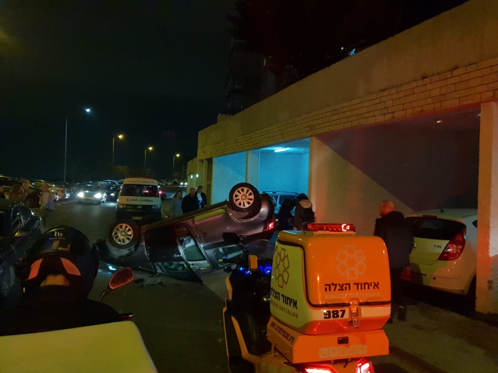רכב התהפך ברחוב הנטקה בחיפה - פצוע קל (צילום: איחוד הצלה כרמל)