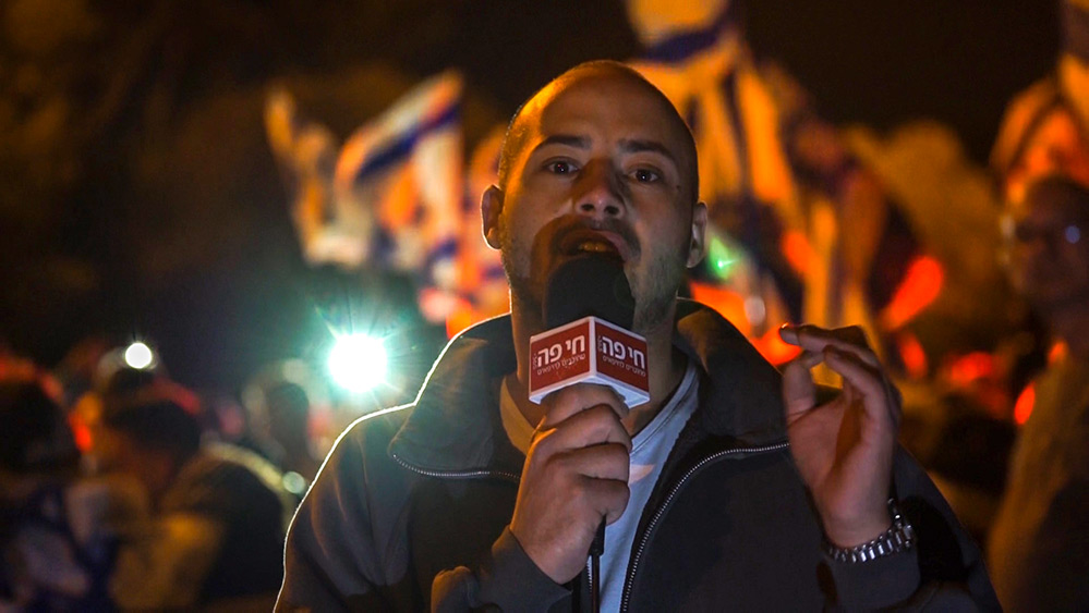 איב עמוס בהפגנה מול בית קליש (צילום: ירון כרמי)