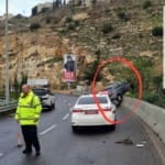 תאונה בכביש פרויד – רכב התנגש ועלה על מעקה הבטיחות (צילום: משטרת ישראל)