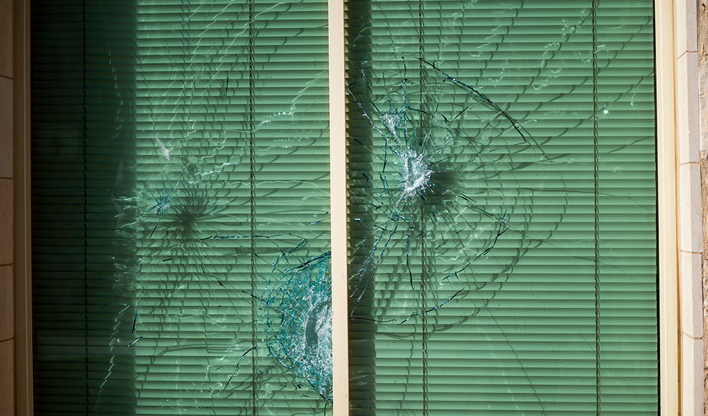 חלון מנופץ - מוזיאון חיפה לאומנות - ההפגנה נגד המיצג "מק ישו" - 12.01.2019 (צילום: ירון כרמי)