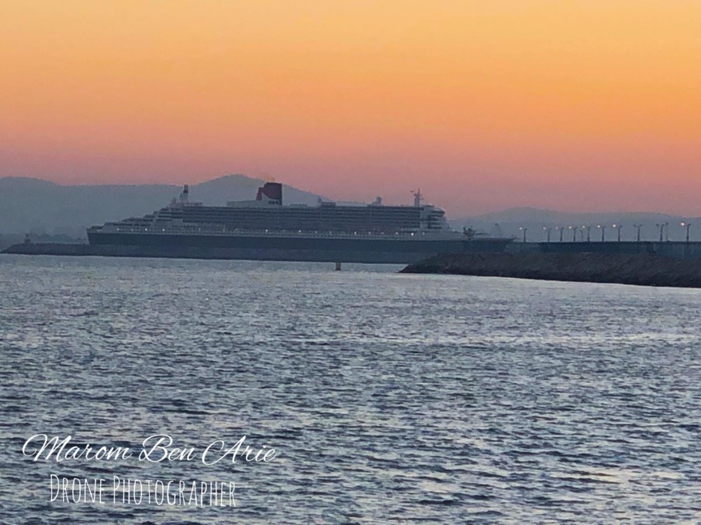 אניית הפאר קווין מרי 2 נכנסה לנמל חיפה (צילום: מרחפן מרום בן אריה)