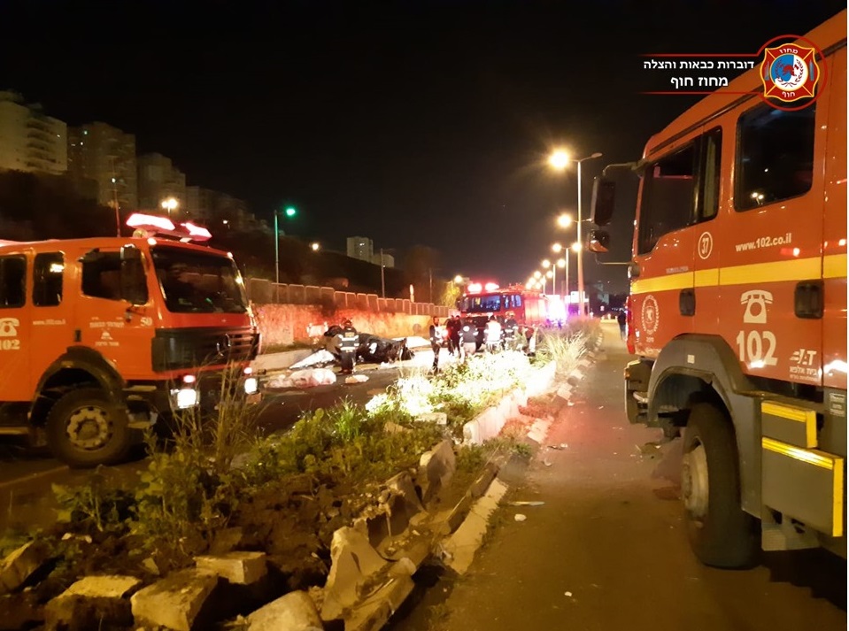 תאונה קטלנית בין גשר פז לצ'ק פוסט בחיפה • 2 הרוגים • הרכב התרסק ועלה באש 11/01/2019 (צילום: לוחמי האש)
