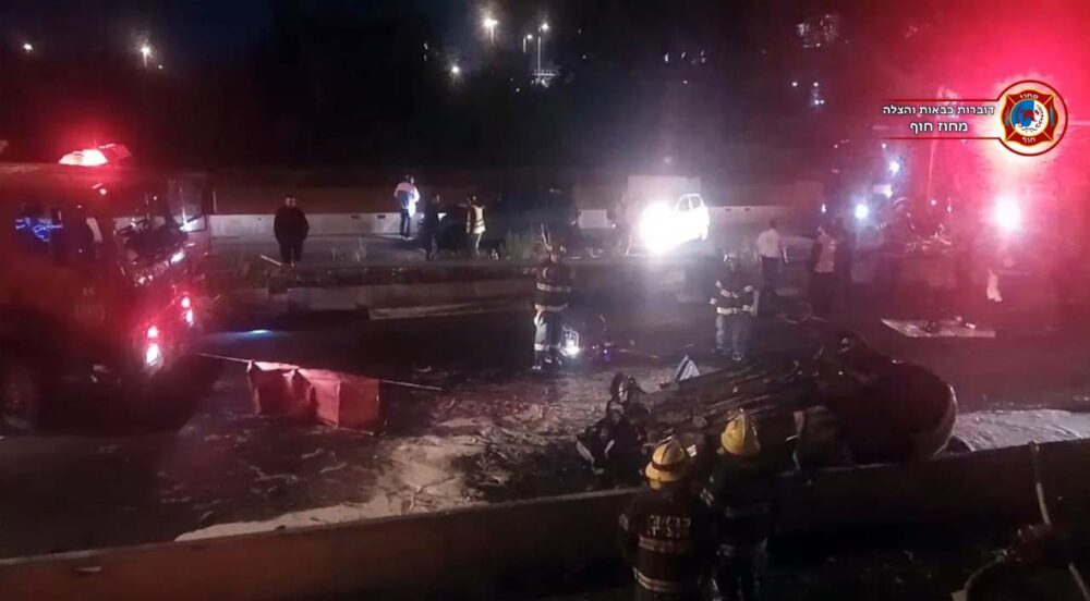 תאונה קטלנית בין גשר פז לצ'ק פוסט בחיפה • 2 הרוגים • הרכב התרסק ועלה באש 11/01/2019 (צילום: לוחמי האש)
