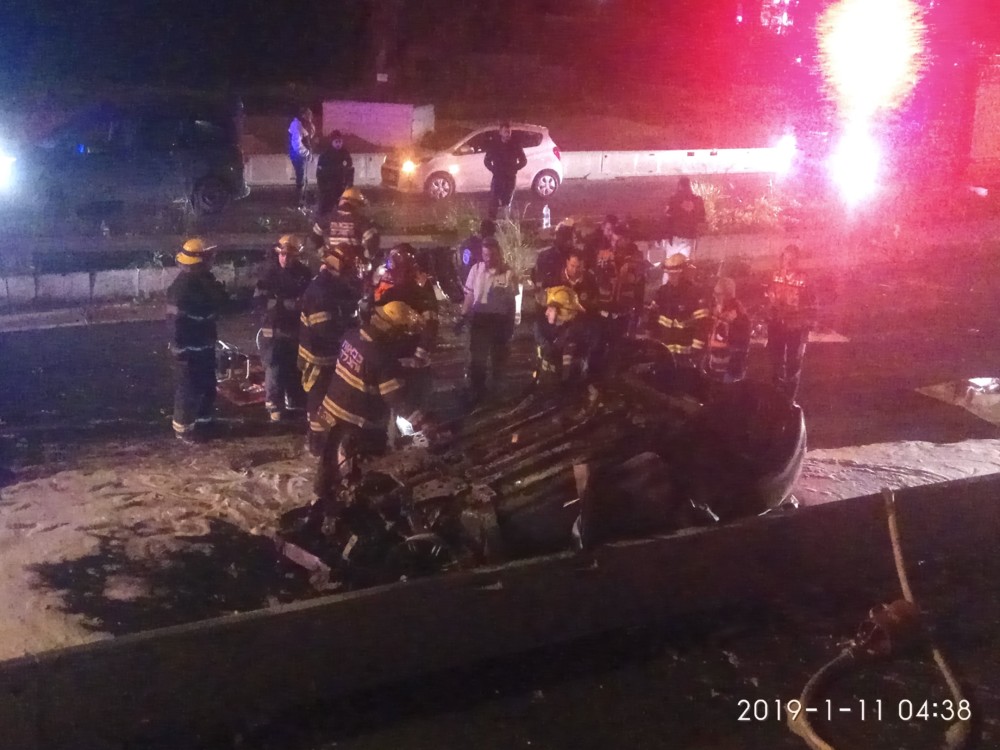 תאונה קטלנית בין גשר פז לצ'ק פוסט בחיפה • 2 הרוגים • הרכב התרסק ועלה באש 11/01/2019 (צילום: איחוד הצלה)
