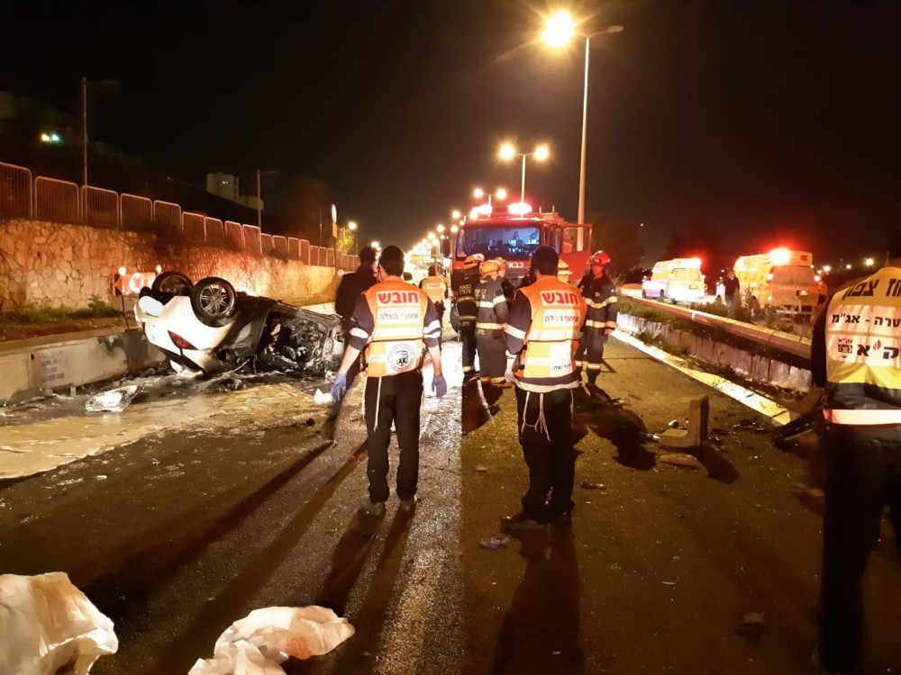 תאונה קטלנית בין גשר פז לצ'ק פוסט בחיפה • 2 הרוגים • הרכב התרסק ועלה באש 11/01/2019 (צילום: איחוד הצלה)
