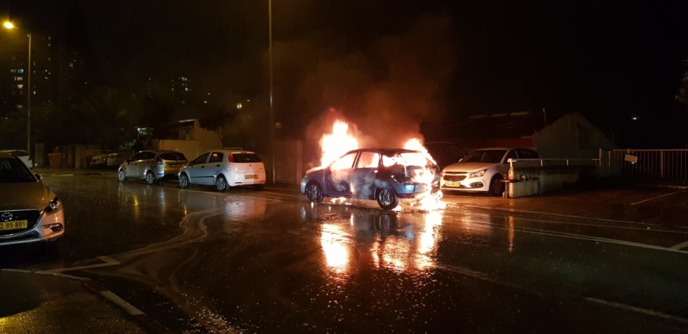 רכב נפגע מברק במרטין בובר בחיפה (צילום: גיא הולצמן)