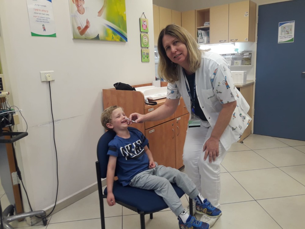 פלומיסט - חיסון שפעת בתרסיס לאף מחסנת ילד במרכז בריאות הילד במחוז חיפה וג