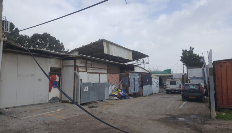 המוסך הבלתי חוקי שנהרס (צילום: פקחי רשות מקרקעי ישראל)