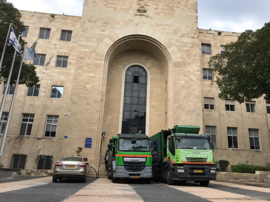 משאיות זבל חוסמות את היכל עיריית חיפה (צילום: נגה כרמי)