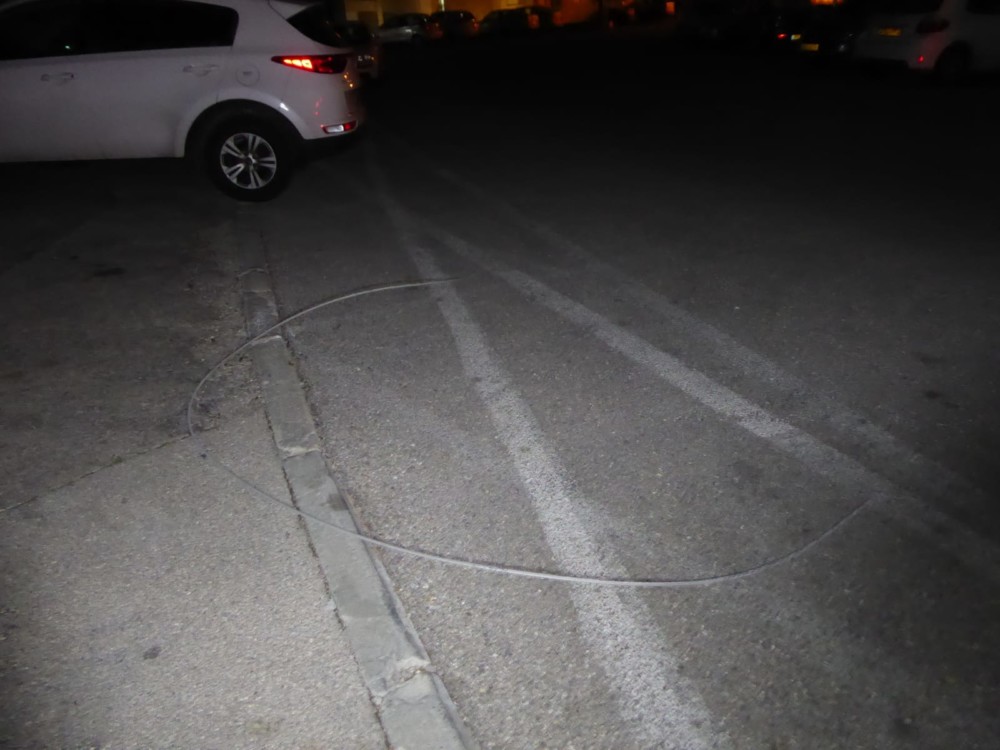 כבל החשמל שנקרע הערב ברחוב נעמי בחיפה וגרם להפסקת חשמל (צילום: עמית ראב)