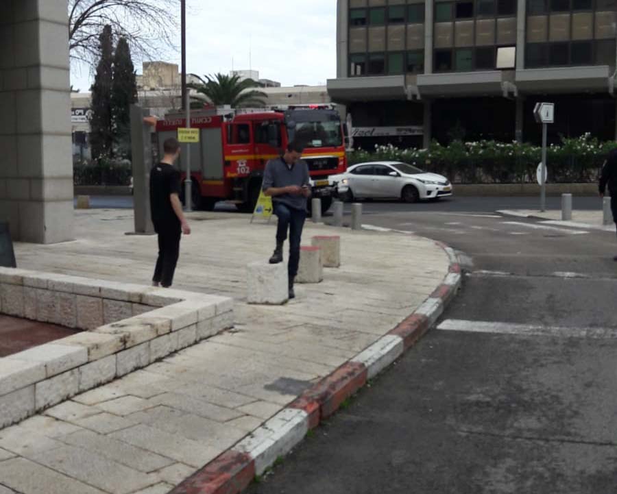 תקלה בתחנת הדלק בפל ים בחיפה - מטפי הכיבוי פרקו אבקה על האנשים והמכוניות שהיו במקום (צילום: סמי יחיא)