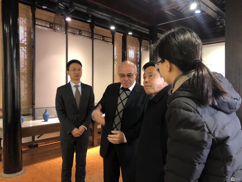 ד"ר כמיל סארי עם מארחיו הסינים בפתיחת התערוכה (צילום: כמי סארי)