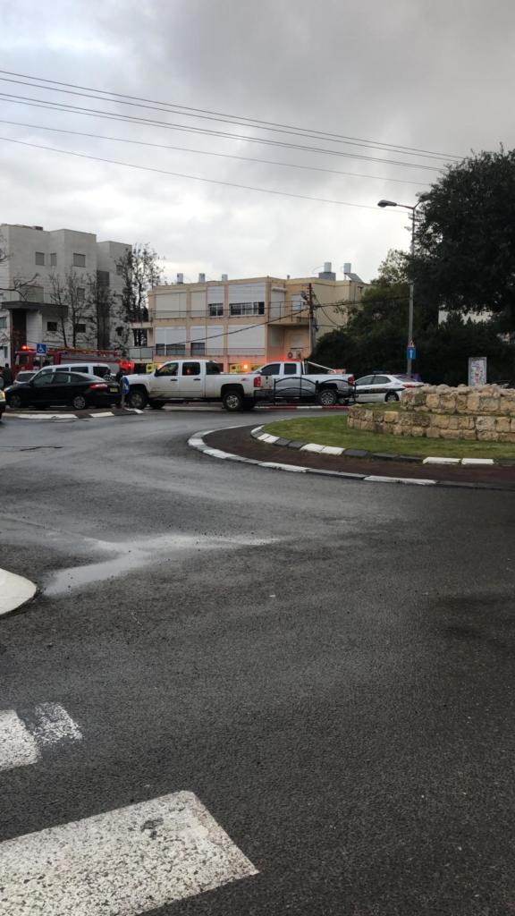 חילוץ רכב אשר נפל לחצר בית ברחוב אלכסנדר ינאי בחיפה (צילום: לינה בר-אל)