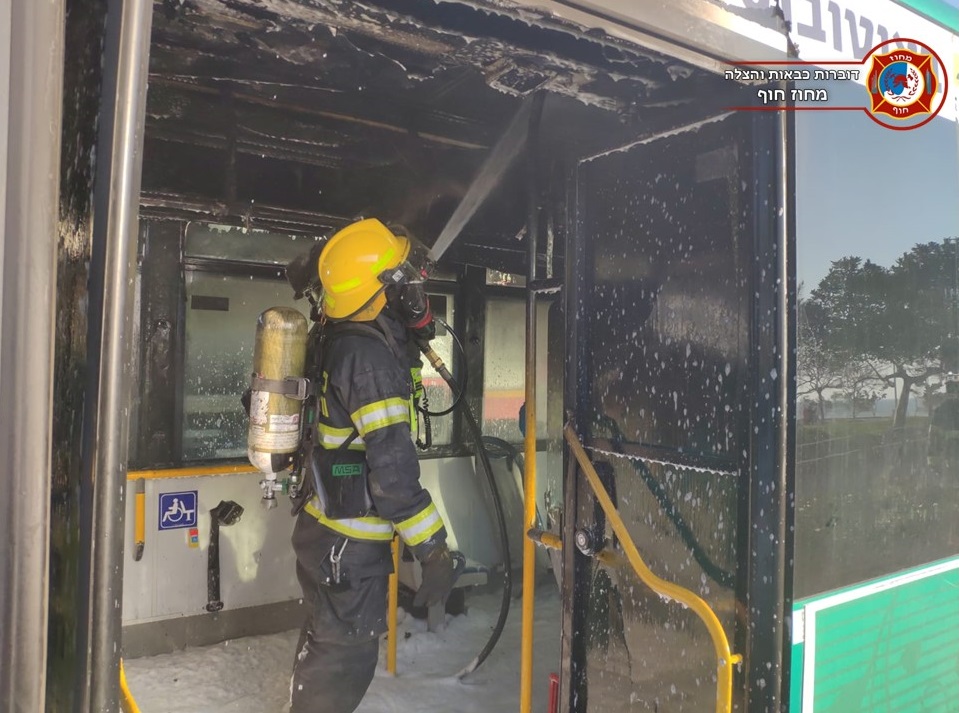 כיבוי אוטובוס שעלה באש בחיפה (צילום: לוחמי האש)