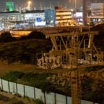 עמוד רכבל שכבר הוקם בין מרכזים לב המפרץ לצ'ק פוסט – בסמוך למנהרות הכרמל (צילום: ירון כרמי)