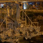 עמוד רכבל שכבר הוקם בין מרכזים לב המפרץ לצ'ק פוסט – בסמוך למנהרות הכרמל (צילום: ירון כרמי)