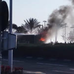 אוטובוס עולה באש בכביש החוף ליד שער עליה בחיפה (צילום: אלעד גנות)