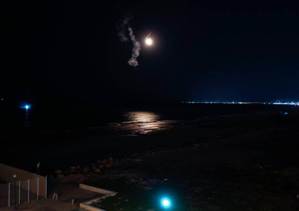 פצצות תאורה מול חופי קריית ים שוגרו על ידי השיטור הימי (צילום: איתי רויטמן - צילומי רחפן - 054-6202210)