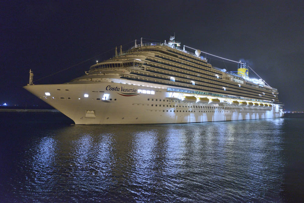 אניית הפאר קוסטה ונציה עוגנת בהפלגת הבכורה שלה בנמל בחיפה Costa Venezia in Haifa (צילום: ורהפטיג ונציאן)