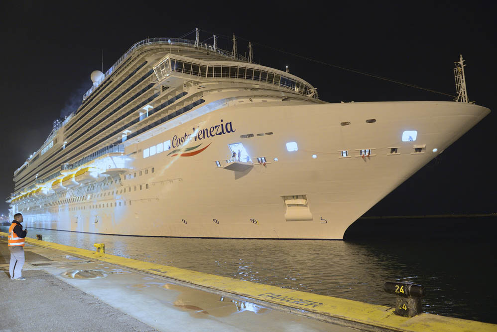 אניית הפאר קוסטה ונציה עוגנת בהפלגת הבכורה שלה בנמל בחיפה Costa Venezia in Haifa (צילום: ורהפטיג ונציאן)