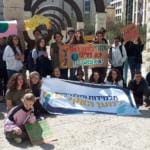 ההתחממות הגלובלית: תלמידי תיכון מביה"ס אליאנס בחיפה מפגינים מול קריית הממשלה למען המעבר לאנרגיה מתחדשת (צילום: דוברות מגמה ירוקה)
