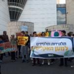 ההתחממות הגלובלית: תלמידי תיכון מביה"ס אליאנס בחיפה מפגינים מול קריית הממשלה למען המעבר לאנרגיה מתחדשת (צילום: דוברות מגמה ירוקה)