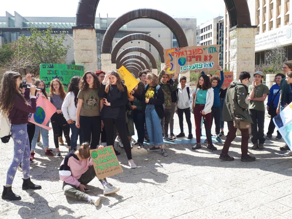 ההתחממות הגלובלית: תלמידי תיכון מביה"ס אליאנס בחיפה מפגינים מול קריית הממשלה למען המעבר לאנרגיה מתחדשת (צילום: דוברות מגמה ירוקה)