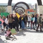 ההתחממות הגלובלית: תלמידי תיכון מביה"ס אליאנס בחיפה מפגינים מול קריית הממשלה למען המעבר לאנרגיה מתחדשת (צילום: דוברות מגמה ירוקה)