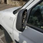 מראה מנופצת – נופצו מראות של שורת כלי רכב ברחוב השרון בבת גלים (צילום: יובל בוסין)
