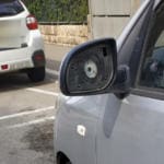 מראה מנופצת – נופצו מראות של שורת כלי רכב ברחוב השרון בבת גלים (צילום: יובל בוסין)