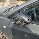 מראה מנופצת – נופצו מראות של שורת כלי רכב ברחוב השרון בבת גלים (צילום: יובל בוסין)