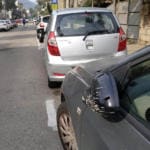 מראה מנופצת – נופצו מראות של שורת כלי רכב ברחוב השרון בבת גלים (צילום: יובל בוסין)