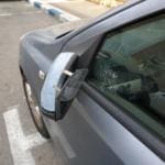 מראה מנופצת – נופצו מראות של שורת כלי רכב ברחוב השרון בבת גלים (צילום: יובל בוסין)