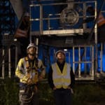 מנהל ההקמה הישראלי ועמיתו האוסטרי  – הקמת הרכבל ממרכזית לב המפרץ לאוניברסיטה (צילום: ירון כרמי)