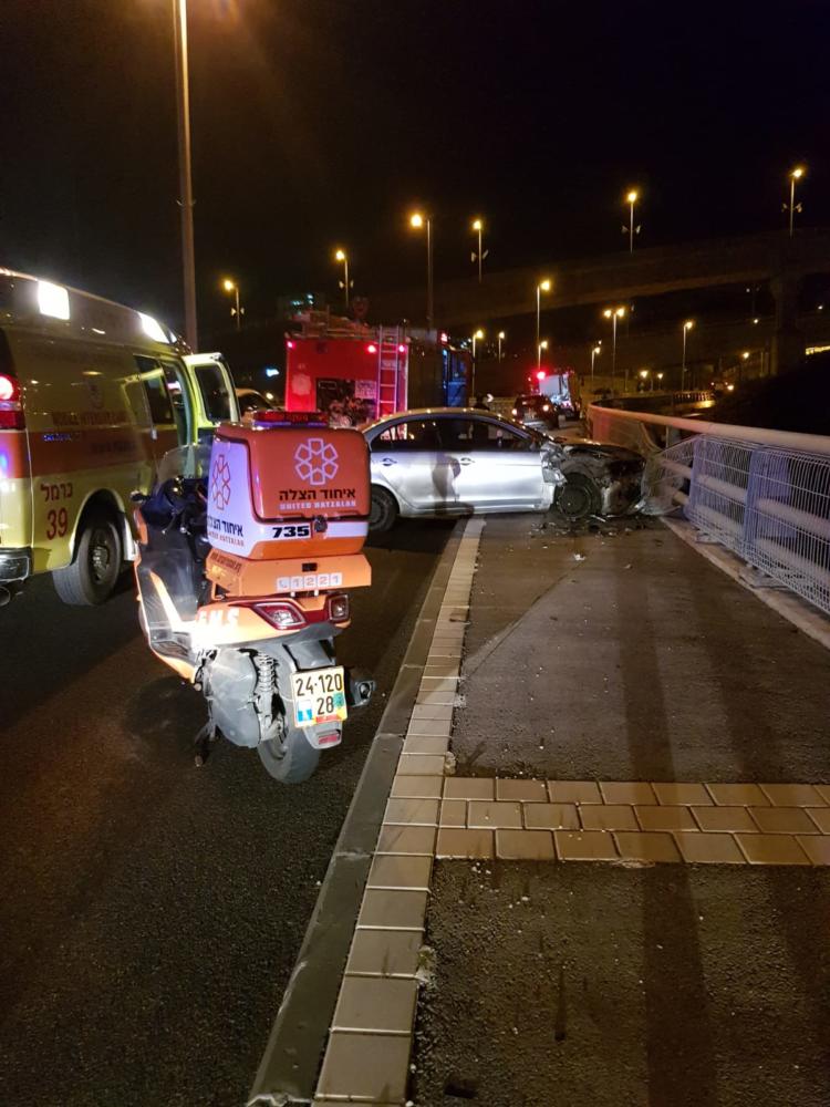 תאונת דרכים עצמית בנחל הגיבורים בחיפה - פצועה קל (צילום: איחוד הצלה)