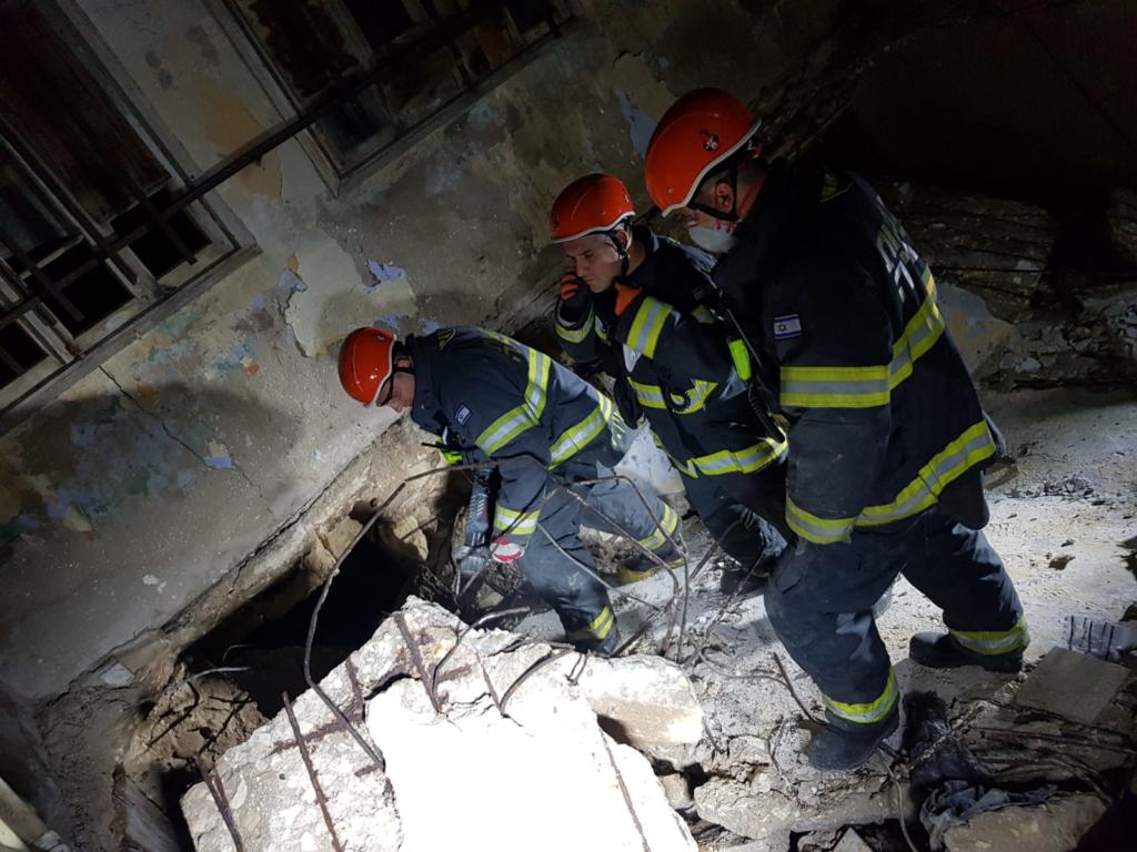 בית חמאווי - לוחמי האש מחפשים אחר לכודים תחת התקרה שקרסה (צילום: לוחמי האש)