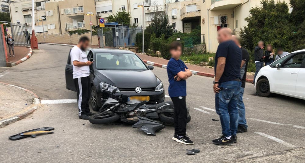 רוכב אופנוע צעיר נפגע בתאונה עם רכב פרטי בדרך צרפת , בכניסה לליאו באק (צילום: ירון כרמי)