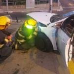 תאונת דרכים על נתיב מטרונית בחיפה בין שני כלי רכב פרטיים (צילום: לוחמי האש)