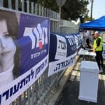 שלטי תמיכה במפלגות – הכניסה לקלפי בבית הספר ליאו באק בחיפה (צילום: ירון כרמי)