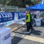 שלטי תמיכה במפלגות – הכניסה לקלפי בבית הספר ליאו באק בחיפה (צילום: ירון כרמי)