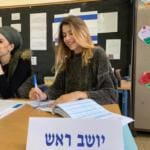 שי כרמי – יו"ר ועדת הבחירות בקלפי בבית הספר עין הים בחיפה (צילום: ירון כרמי)