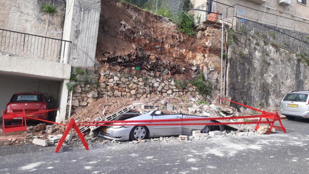 חומה קרסה על רכב בחיפה (צילום: איחוד הצלה כרמל)
