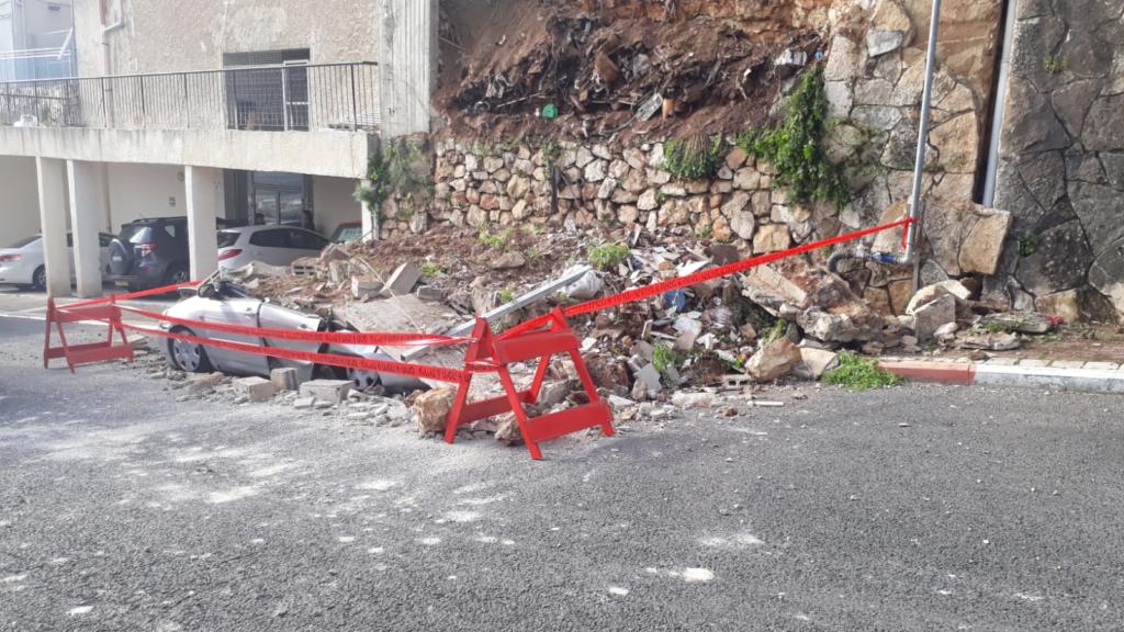 חומה קרסה על רכב בחיפה (צילום: איחוד הצלה כרמל)