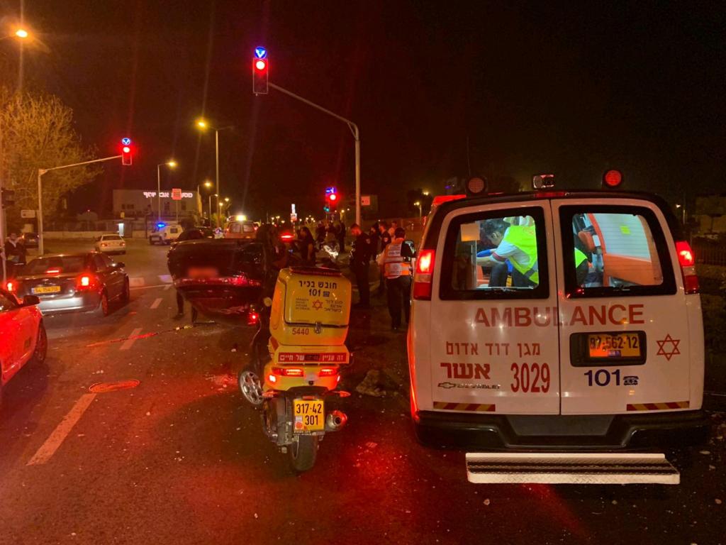 התהפכות רכב ברחוב יפו חיפה (צילום: גסן סוסאן מד"א כרמל)