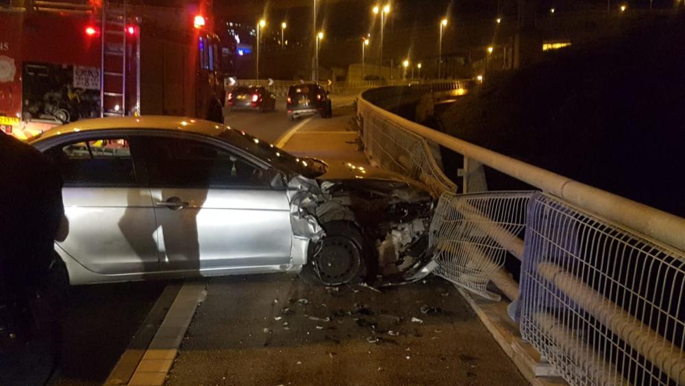 תאונת דרכים עצמית בנחל הגיבורים בחיפה - פצועה קל (צילום: מד