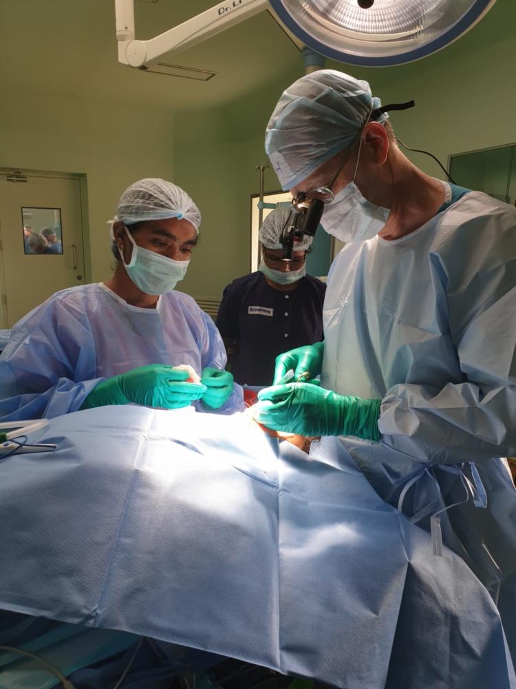 דר צח שרוני בחדר הניתוח בהודו (צילום: דוברות רמב"ם)