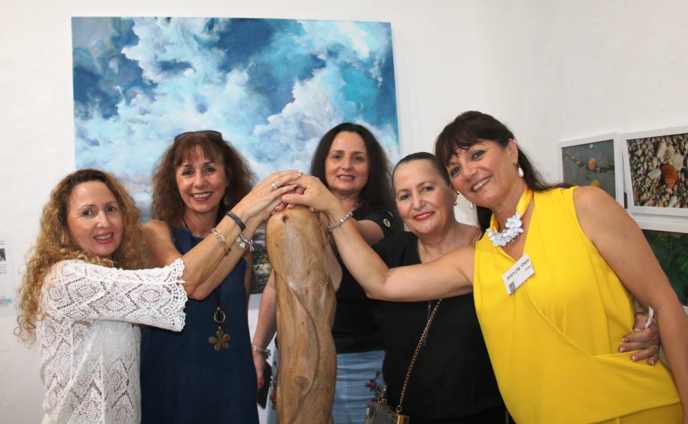 רונית טסלר מימין, ליזה ברדוגו, אורחות התערוכה, צילום שוקי כהן